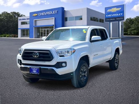 Used 2023 Toyota Tacoma SR5 AWD/4WD image 2
