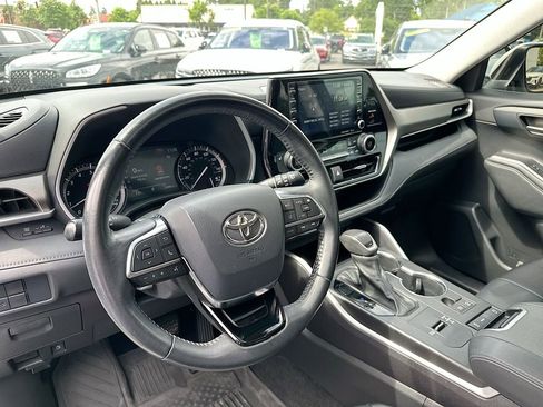 Used 2021 Toyota Highlander XLE FWD image 10