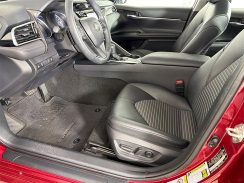 Used 2018 Toyota Camry SE image 9