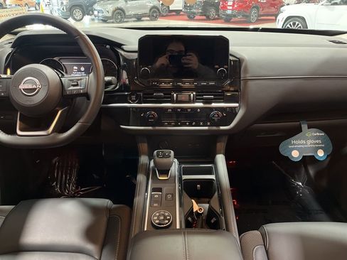 Used 2025 Nissan Pathfinder SL image 19