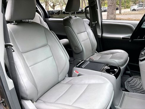 Used 2019 Toyota Sienna XLE w/ XLE Navigation Package image 26