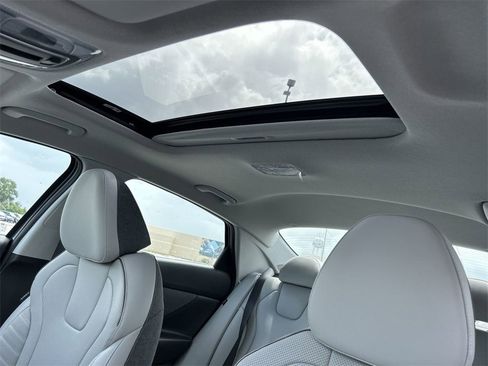 New 2025 Hyundai Elantra Limited image 23