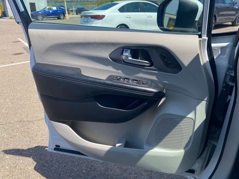 Used 2023 Chrysler Pacifica Touring-L image 20