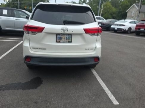 Used 2019 Toyota Highlander XLE AWD/4WD image 6