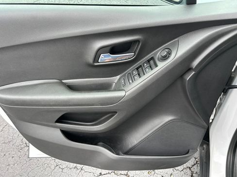 Used 2020 Chevrolet Trax LT FWD image 14