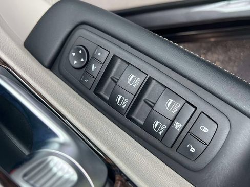Used 2023 Chrysler Pacifica Limited FWD image 18