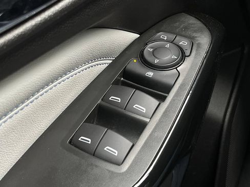 Used 2025 Chevrolet Trax LT w/ LT Convenience Package FWD image 12