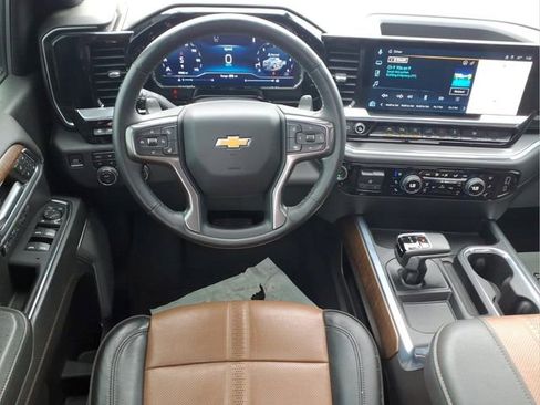 Used 2023 Chevrolet Silverado 1500 High Country w/ High Country Premium Package AWD/4WD image 4