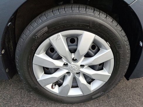 Used 2015 Toyota Corolla LE image 9