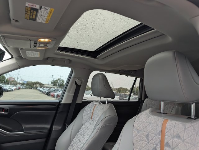 Used 2022 Toyota Highlander Bronze Edition FWD image 28