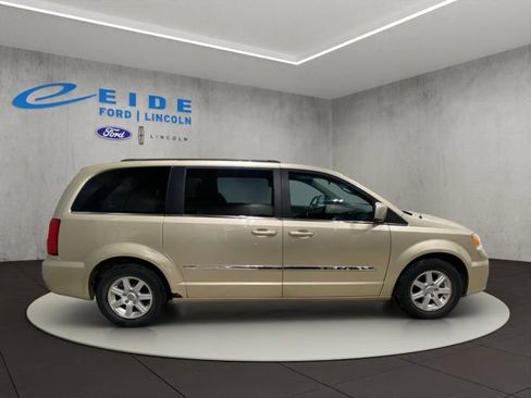 Used 2011 Chrysler Town & Country Touring w/ Entertainment Group #1 FWD image 7