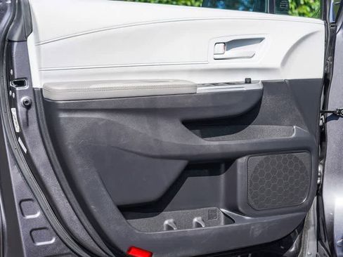 Used 2025 Toyota Sienna LE FWD image 21