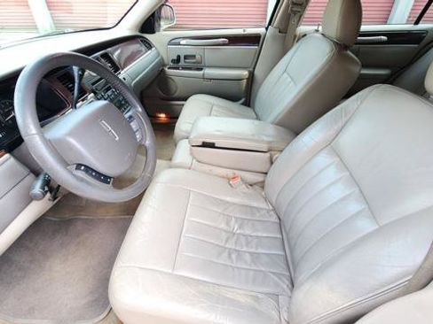 Used 2007 Lincoln Town Car Signature RWD image 11
