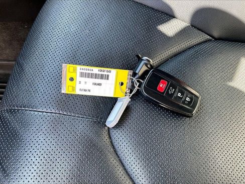 Used 2023 Toyota Highlander Platinum FWD image 34