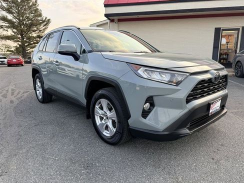 Used 2019 Toyota RAV4 XLE AWD/4WD image 3