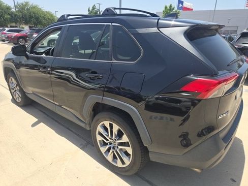 Used 2019 Toyota RAV4 XLE Premium FWD image 4