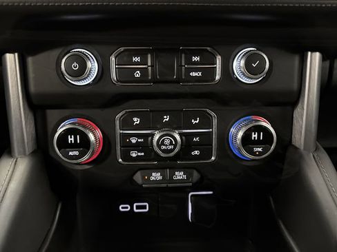 Used 2024 GMC Yukon XL SLE image 17