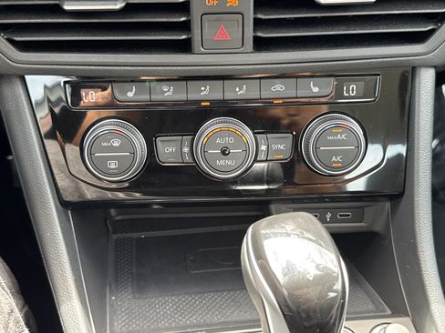 Certified 2023 Volkswagen Jetta SEL FWD image 28