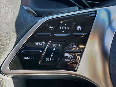 Used 2025 Mercedes-Benz GLC 350e 4MATIC image 18