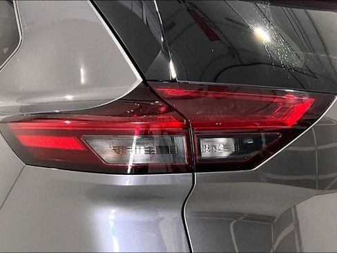 Used 2023 Nissan Rogue SL AWD/4WD image 48