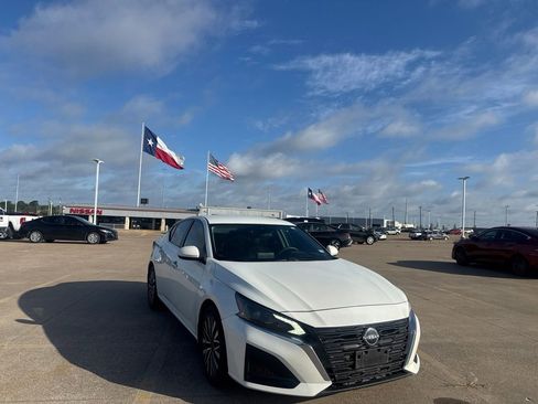 Certified 2023 Nissan Altima 2.5 SV FWD image 1