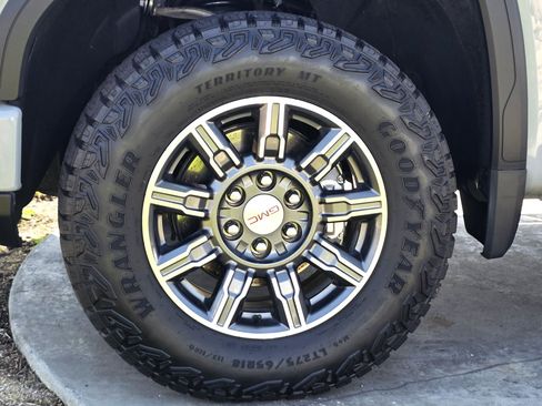 Used 2024 GMC Sierra 1500 AT4 w/ Technology Package AWD/4WD image 8