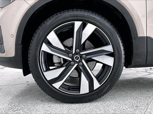Certified 2023 Volvo XC40 B5 Plus AWD/4WD image 10
