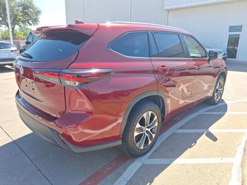 Used 2024 Toyota Highlander LE image 6