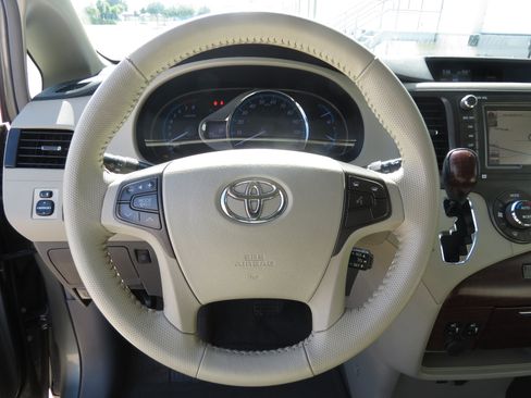 Used 2011 Toyota Sienna XLE w/ XLE Navigation Pkg FWD image 12