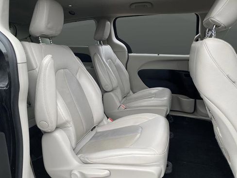 Used 2021 Chrysler Pacifica Touring-L FWD image 20