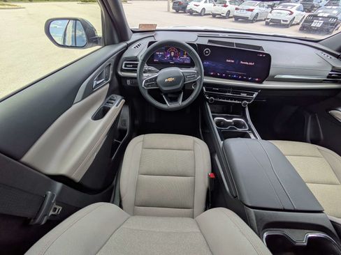 Used 2025 Chevrolet Traverse LT FWD image 19