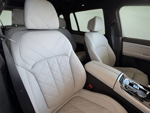 Used 2024 BMW X7 xDrive40i w/ Premium Package image 42