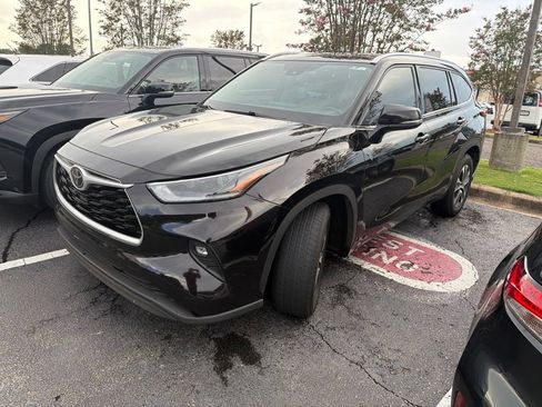 Used 2021 Toyota Highlander XLE FWD image 1