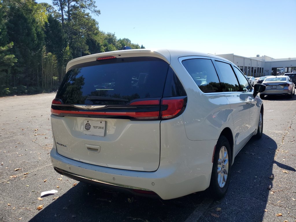 Used 2023 Chrysler Pacifica Touring-L FWD image 7