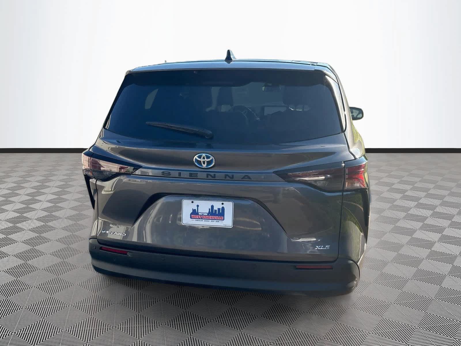 Used 2025 Toyota Sienna XLE AWD/4WD image 6