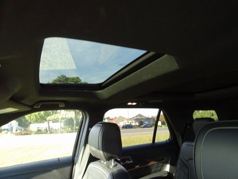 Used 2018 Ford Explorer Platinum image 20