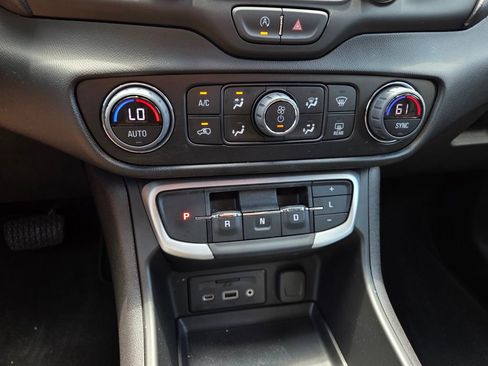 Used 2024 GMC Terrain SLE w/ Driver Convenience Package FWD image 28
