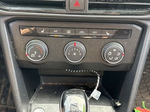 Used 2022 Volkswagen Taos SE image 28