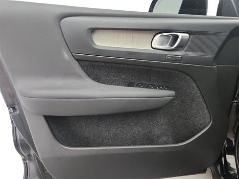 Used 2023 Volvo XC40 B5 Plus image 22