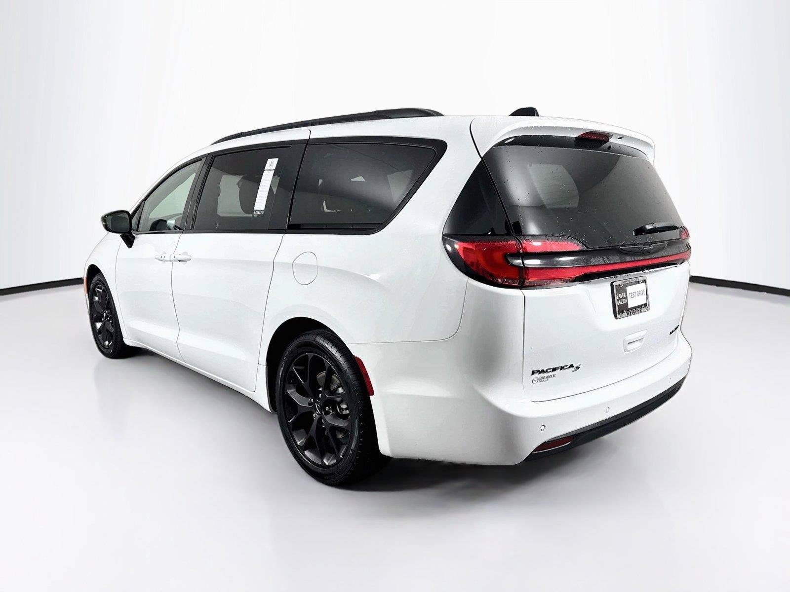 Used 2025 Chrysler Pacifica Limited FWD image 13