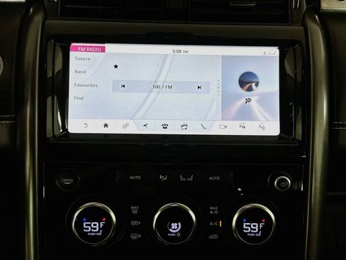 Used 2017 Land Rover Discovery First Edition AWD/4WD image 16