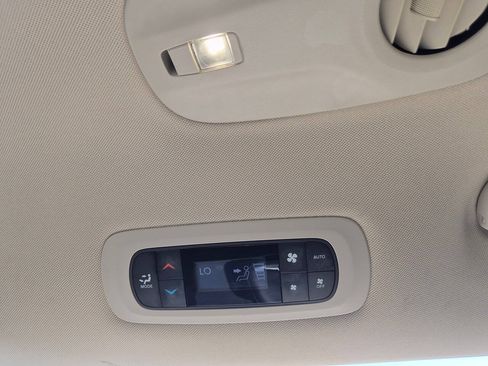 Used 2023 Chrysler Pacifica Touring-L FWD image 17