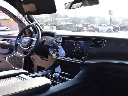 Used 2025 Jeep Wagoneer Series II w/ Premium Group I image 36