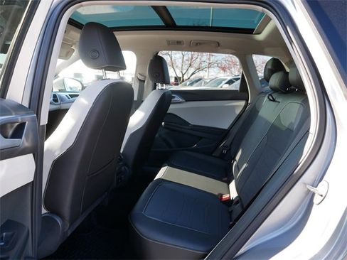 Certified 2025 Volkswagen Taos SE image 17