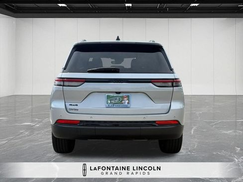 Used 2023 Jeep Grand Cherokee Altitude AWD/4WD image 4