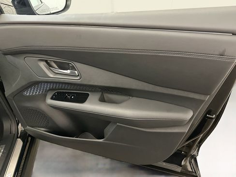 Used 2024 Nissan Ariya AWD image 33