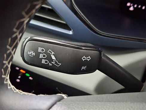 Certified 2023 Volkswagen Taos SE image 28