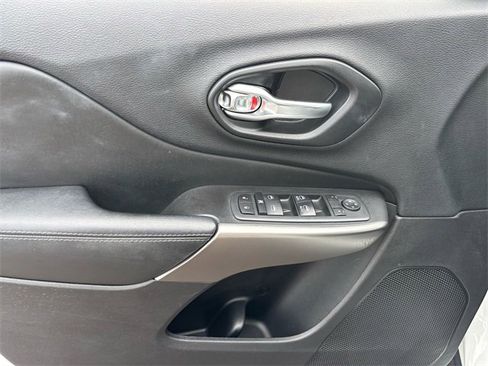 Used 2020 Jeep Cherokee Latitude Plus image 25