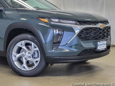 New 2026 Chevrolet Trax LS w/ LS Convenience Package FWD image 2
