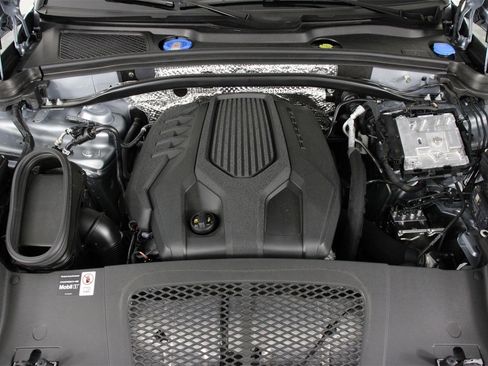 Used 2025 Porsche Macan image 26